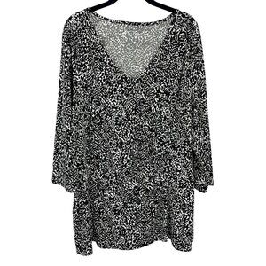 NEW Lane Bryant Black & White Abstract Print Ruched Top V-Neck - Size 22/24